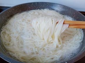 挂面煮好关火。