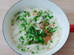 小葱必须多放一点。筷子不停搅拌，入每一根面条都裹上芝麻酱。