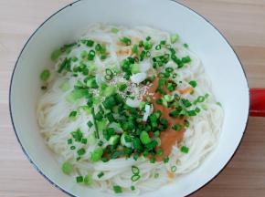 小葱必须多放一点。筷子不停搅拌，入每一根面条都裹上芝麻酱。