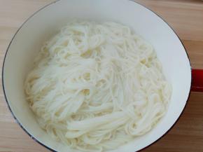 捞出挂面沥去多余的水份。