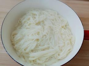 捞出挂面沥去多余的水份。