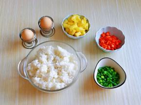 准备食材，米饭最好用隔夜的，这样炒出来的饭粒粒分明，胡萝卜去皮洗净切丁，菠萝去皮切丁盐水泡10分钟再捞出淋干水分，蒜薹洗干净切丁。