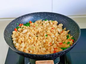 再加入酱油饭，小火翻炒。