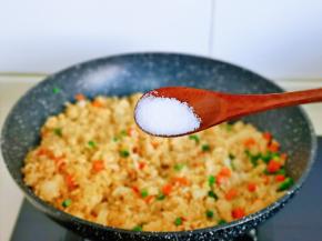 再按个人口味加入盐，翻炒均匀。