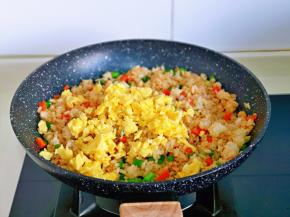 再加入煎好的鸡蛋翻炒。