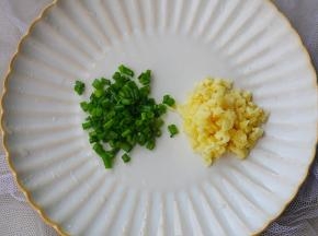 葱蒜切末。