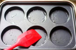 锅中刷一层油。