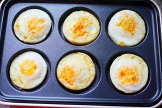 鸡蛋按自己喜欢的成熟度煎好盛出。