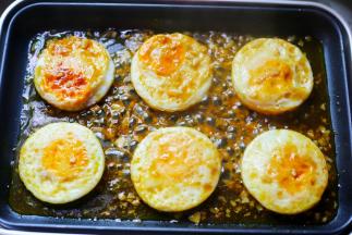 放入鸡蛋，小火焖1分钟大火收汁。