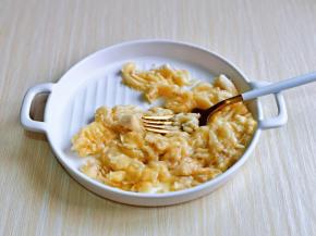 首先香蕉去皮，放入器具中，用叉子压成泥状。