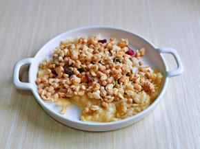 加入燕麦用叉子搅拌均匀。