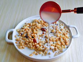 在加入牛奶搅拌。