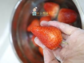 先把草莓清洗干净