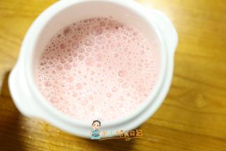 用料理棒打成草莓酸奶即可
