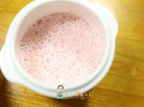 用料理棒打成草莓酸奶即可