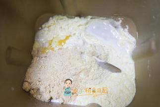 南瓜面粉100g 植物油3g 水70g 肉松20g 酵母1.5g全部放进面包机揉成团，用mix模式揉20分钟即可