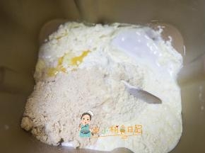 南瓜面粉100g 植物油3g 水70g 肉松20g 酵母1.5g全部放进面包机揉成团，用mix模式揉20分钟即可