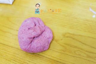 揉成这样的团以后不断的揉，把面团揉成细腻光滑的面团
