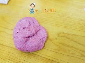 揉成这样的团以后不断的揉，把面团揉成细腻光滑的面团