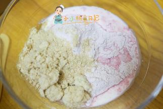 这个是红色的面团我用手揉来演示，红色的面粉100g 植物油3g 水70g 肉松20g 酵母1.5g用筷子先搅拌成絮状