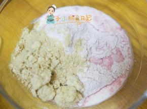 这个是红色的面团我用手揉来演示，红色的面粉100g 植物油3g 水70g 肉松20g 酵母1.5g用筷子先搅拌成絮状