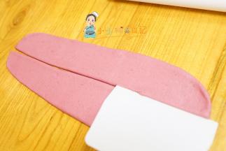 擀成这样的薄片，用刮板对半切开