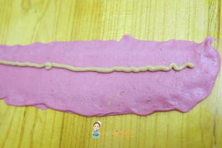 中间挤上花生酱