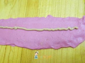 中间挤上花生酱