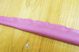 将面团对折过来压紧，用刮板去掉多余的面团