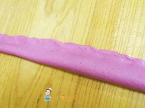将面团对折过来压紧，用刮板去掉多余的面团