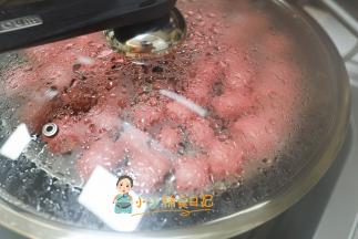 蒸屉抹上油或者放上油纸，然后放上馒头，锅下面放上热水大概50度。发酵两倍大以后直接蒸6分钟，焖五分钟，这样颜色会保持的比较好