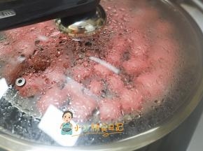 蒸屉抹上油或者放上油纸，然后放上馒头，锅下面放上热水大概50度。发酵两倍大以后直接蒸6分钟，焖五分钟，这样颜色会保持的比较好