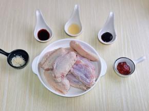 准备食材，鸡翅泡冷水，将血水泡出。