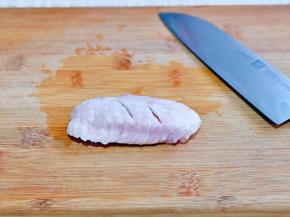 用刀再鸡翅上划两刀，两面各划两刀。