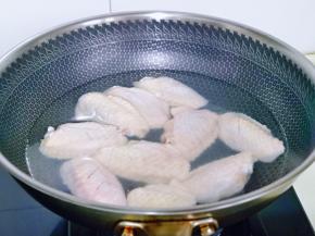 鸡翅焯水，冷水下锅，大火烧开，煮2分钟。