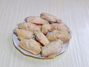 捞出用冷水反复冲洗，将鸡翅上的杂质冲洗干净，淋干水分，放入器具中。