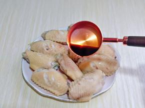 再加入生抽提鲜。