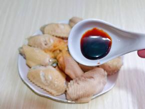 加入蚝油，烤翅料提味儿。