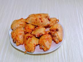 戴上食品手套抓拌均匀，腌制2小时以上。