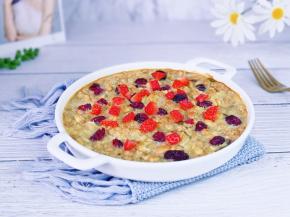 取出撒上切好的草莓定即可食用。