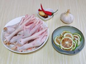 准备食材，将鸡爪指甲剪掉，辣椒可以根据个人口味增加，也可以用泡椒。