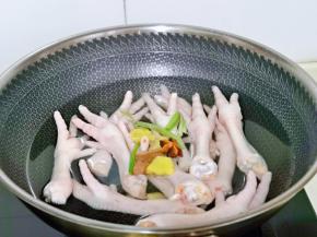 鸡爪放入锅中，加入纯净水，再加入姜片，葱段，八角，桂皮，香叶。
