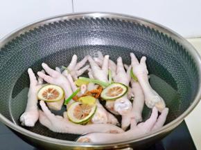 加入三片柠檬片。(青黄柠檬都可以哈）