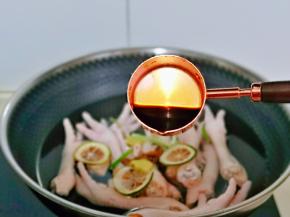 再加入一小勺生抽。