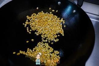 锅里放入油直接倒入爆米花专用玉米翻炒，一边炒一边观察，如果有一个炸了马上盖上盖子