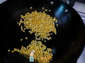 锅里放入油直接倒入爆米花专用玉米翻炒，一边炒一边观察，如果有一个炸了马上盖上盖子