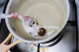 巧克力跟白砂糖跟巧克力放在裱花袋里隔水融化备用