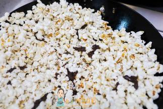 把融化的巧克力放入锅里搅拌均匀，如果勺子搅拌不了就用手抓匀