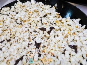 把融化的巧克力放入锅里搅拌均匀，如果勺子搅拌不了就用手抓匀