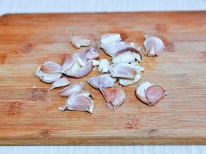 利用这时间准备配料，大蒜去皮切碎。(大蒜去皮小窍门，用刀身用力拍，这样大蒜很容易脱皮呦)